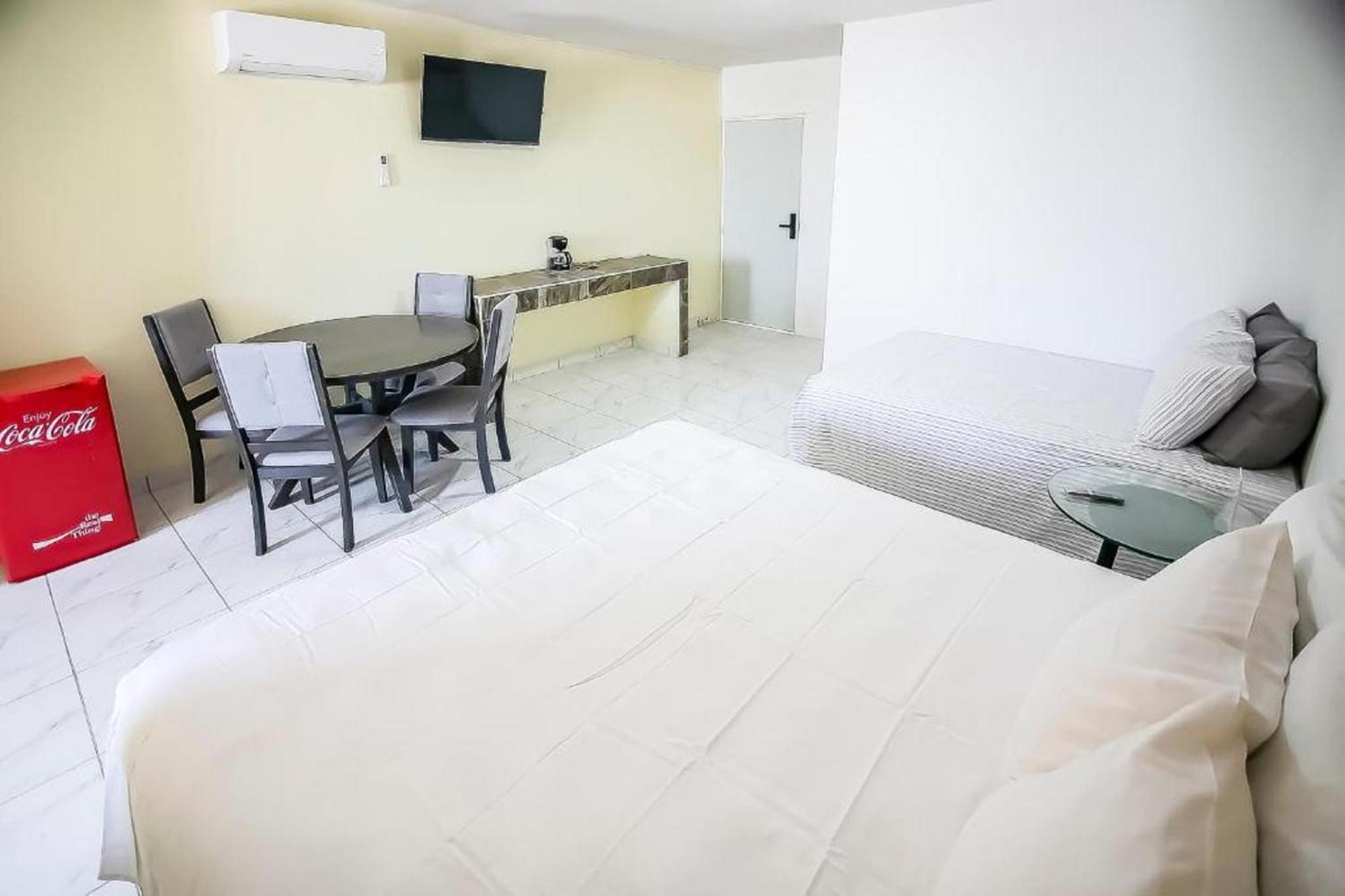 Oyo Hotel Plaza Las Torres, Кабо-Сан-Лукас Экстерьер фото